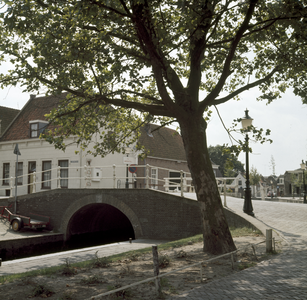 119953 Gezicht op een brug over de Lange Linschoten te Oudewater vanaf het Amsterdamse Veer; links op de achtergrond de ...